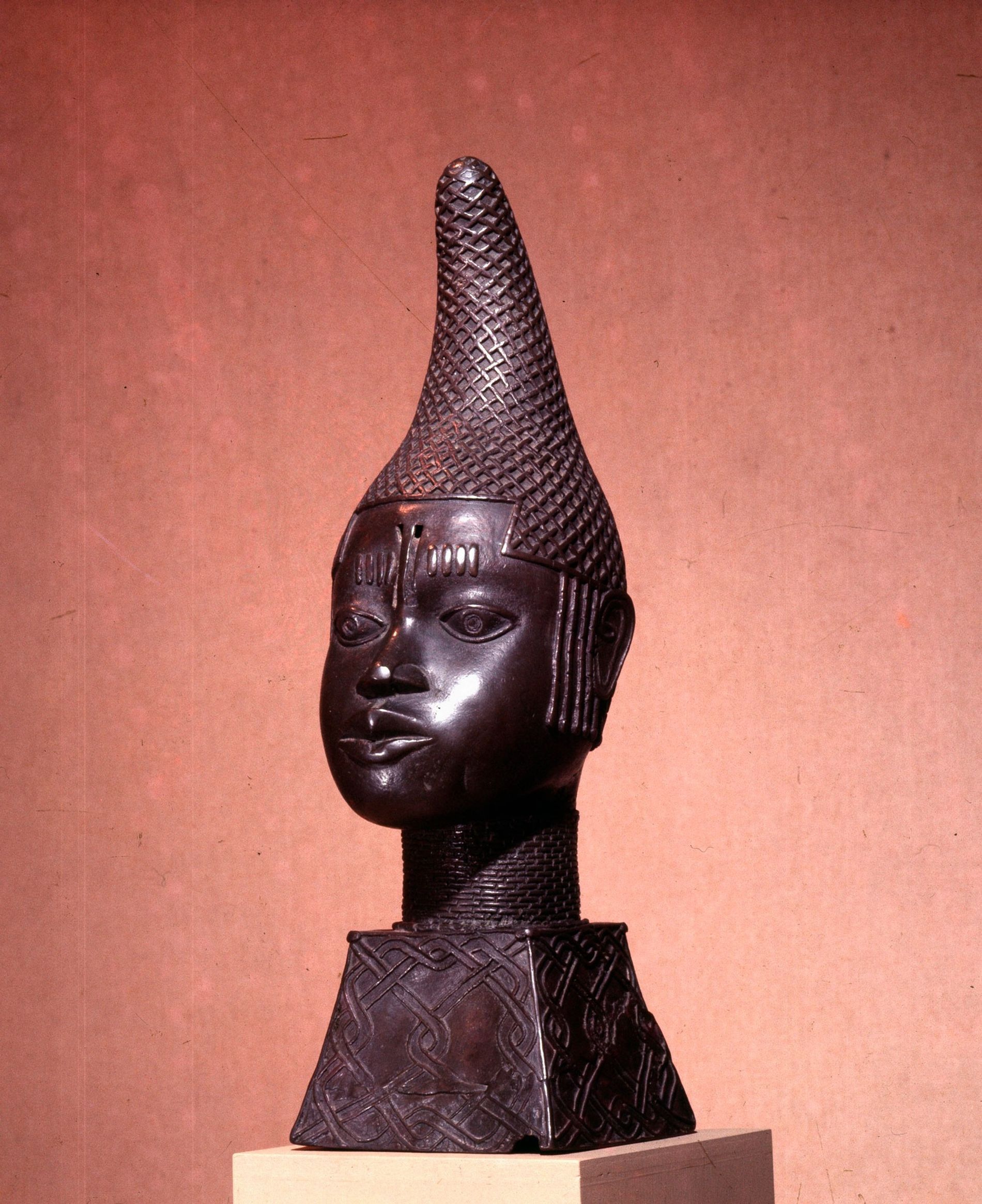 « Les Héroïnes » : La Reine-Mère Idia, pièce maîtresse du Royaume du Bénin     