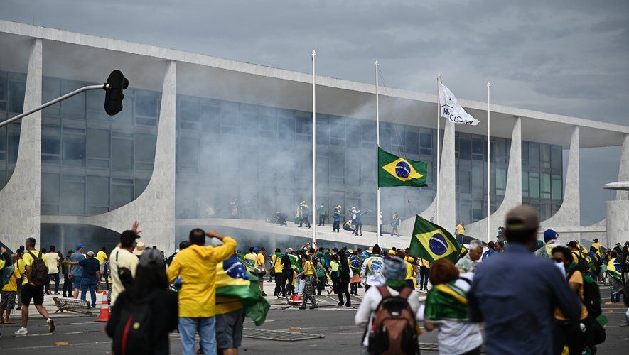 Les partisans de Bolsonaro attaquent les symboles de la démocratie brésilienne